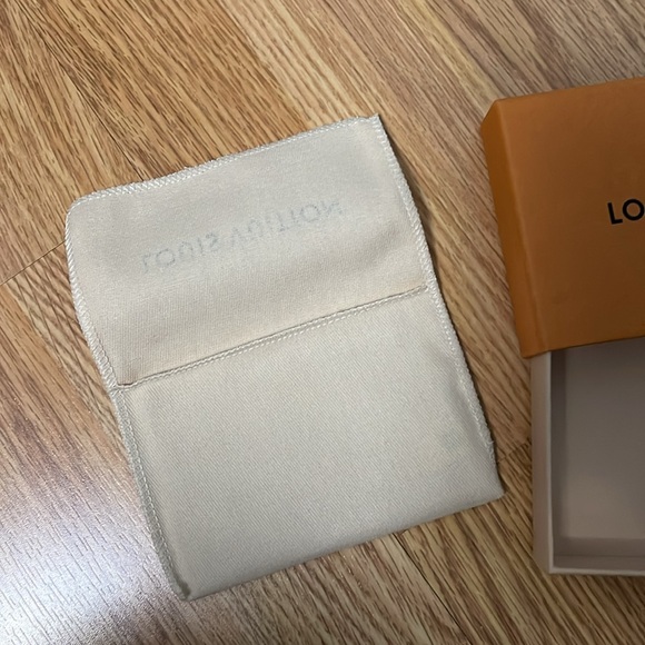 Louis Vuitton Gift Box & Cloth - Picture 2 of 4